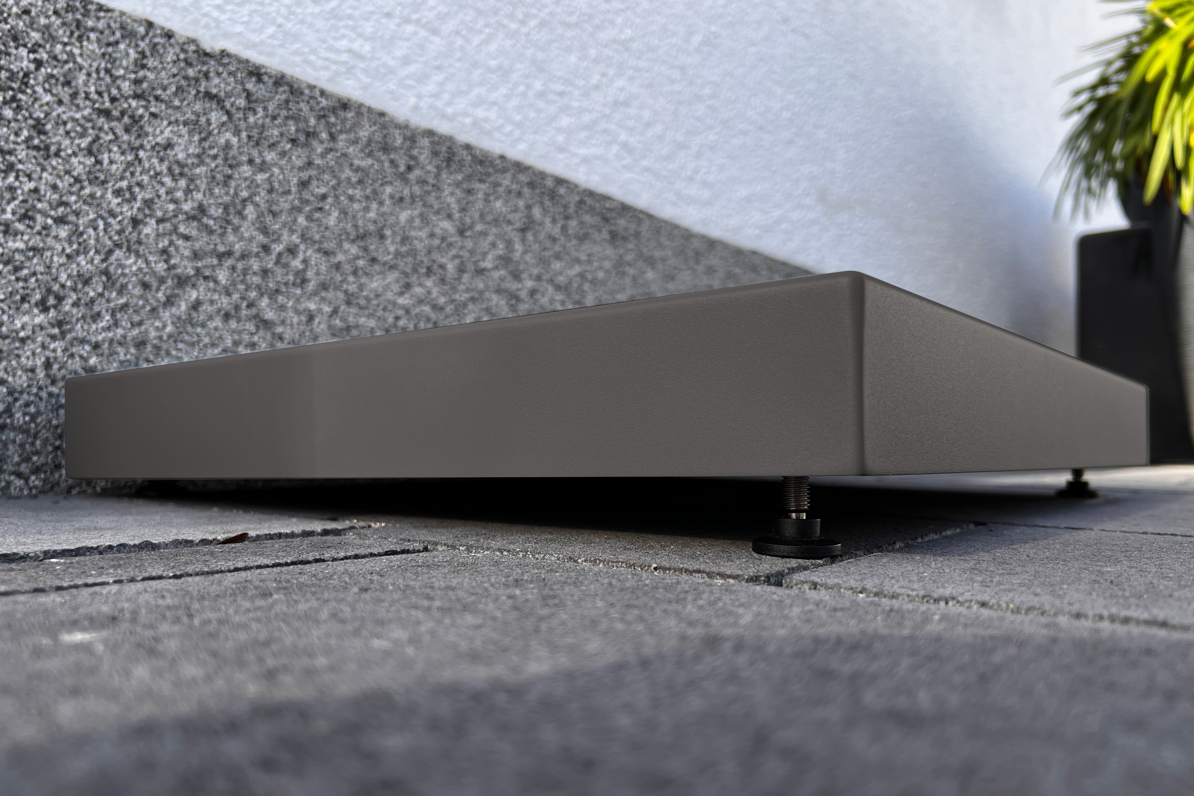 Montagesockel für Paketbox SEVEN | zum Aufschrauben | Eisenglimmer-Grau DB703