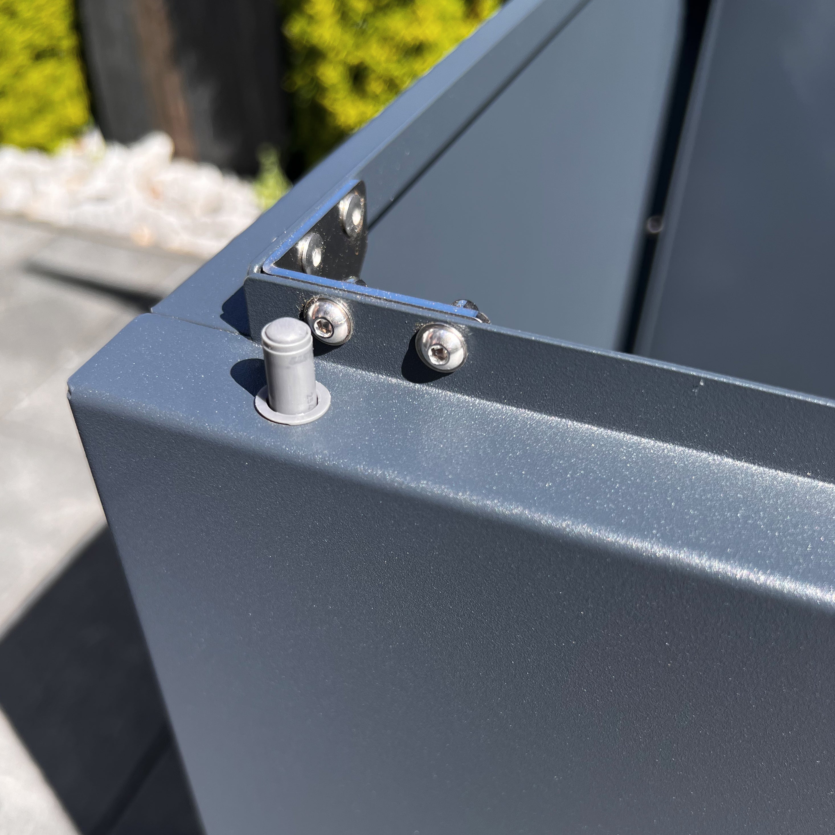 Zusätzliche Dämpfer der CUSHION XXL Auflagenbox für komfortables Schließen