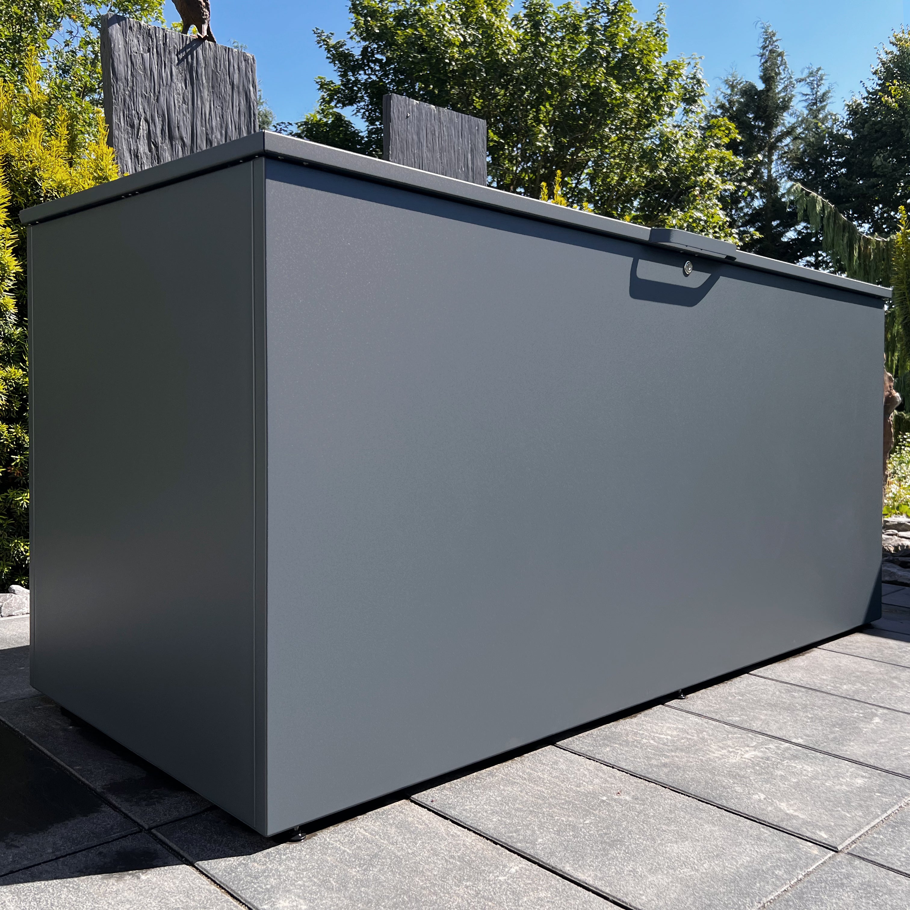 Metalements CUSHION XXL Auflagenbox auf einer modernen Terrasse