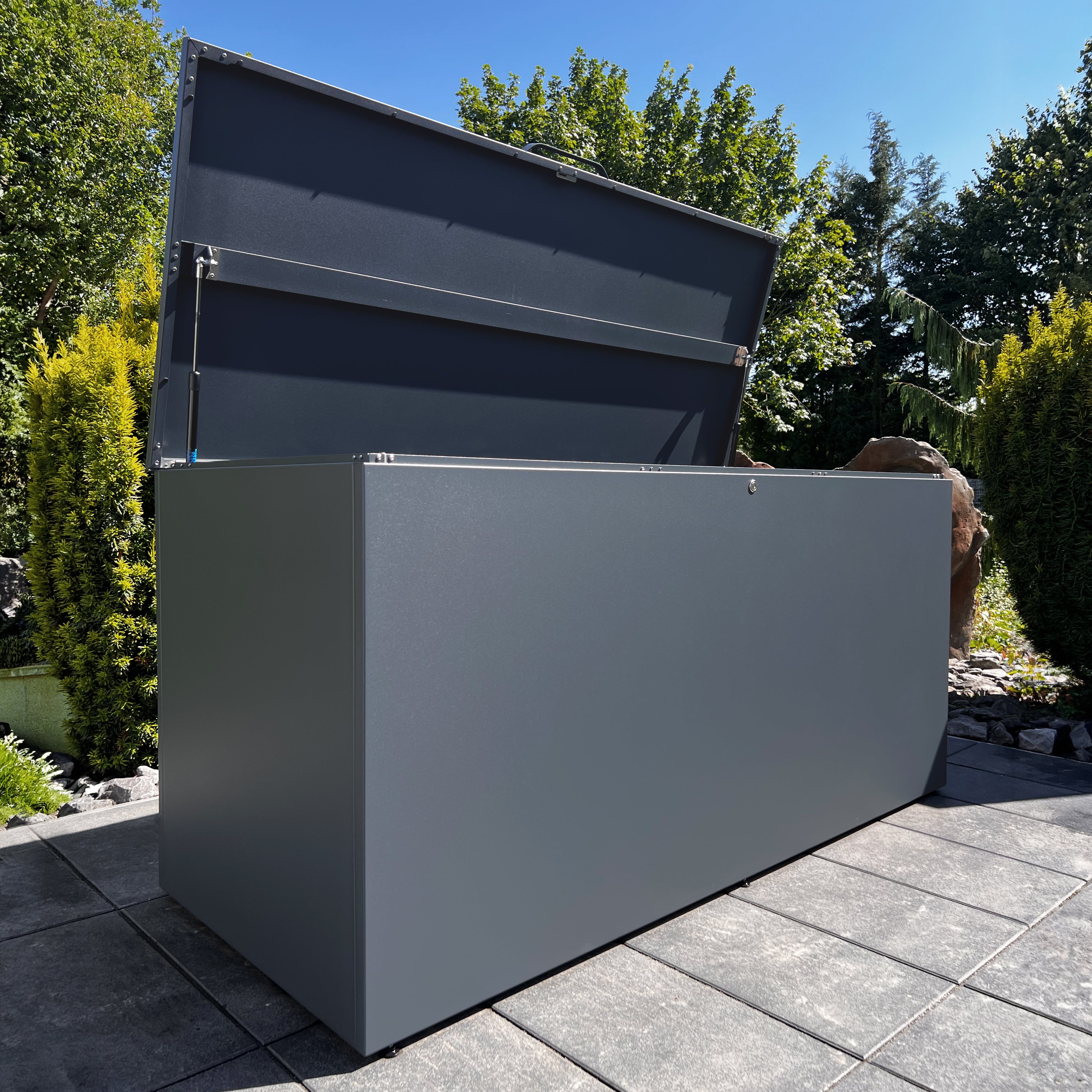 Große CUSHION XXL Gartenbox aus Metall mit ca. 1.000 Litern Stauraum