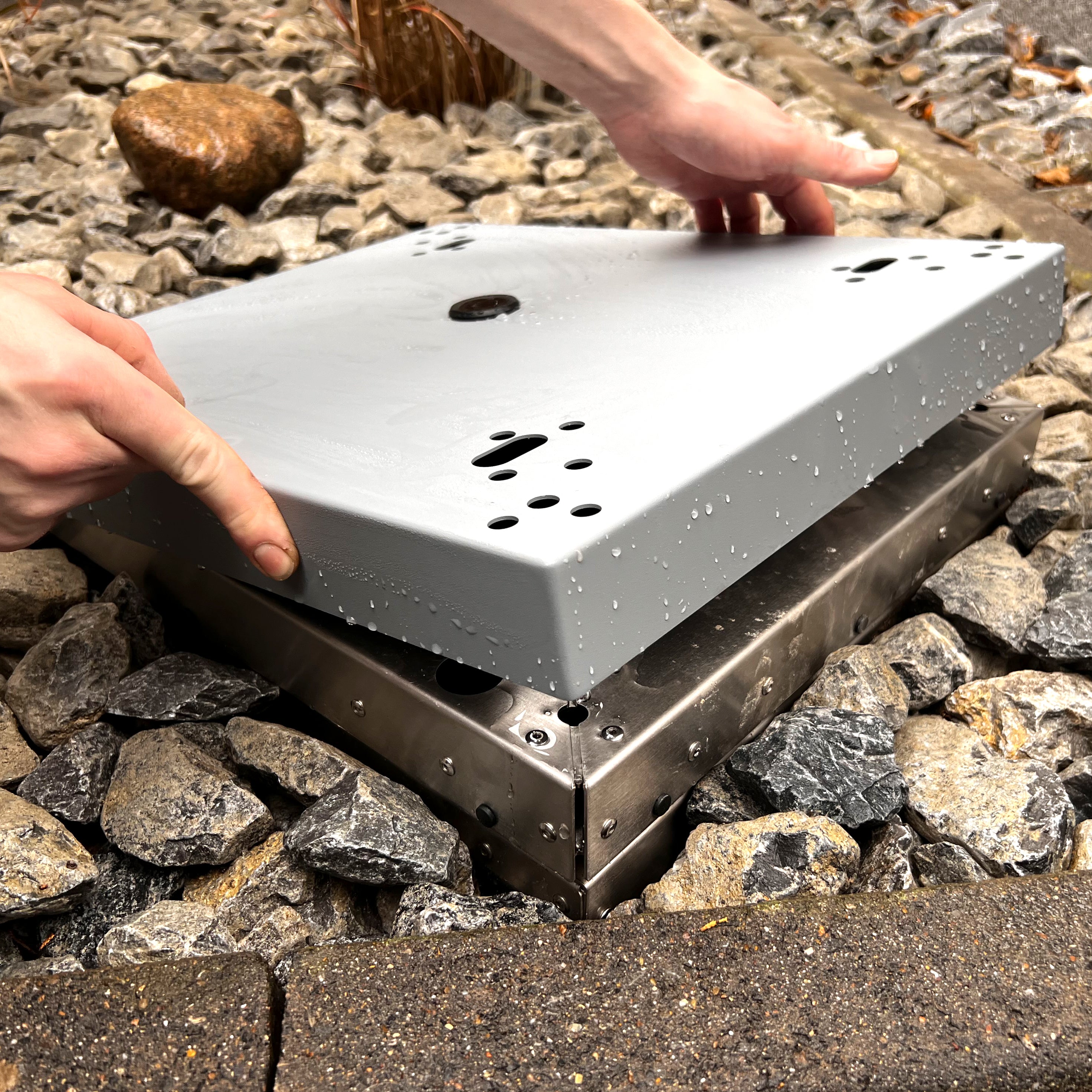 Montagesockel für Paketbox SEVEN | zum Einbetonieren | in Wunschfarbe