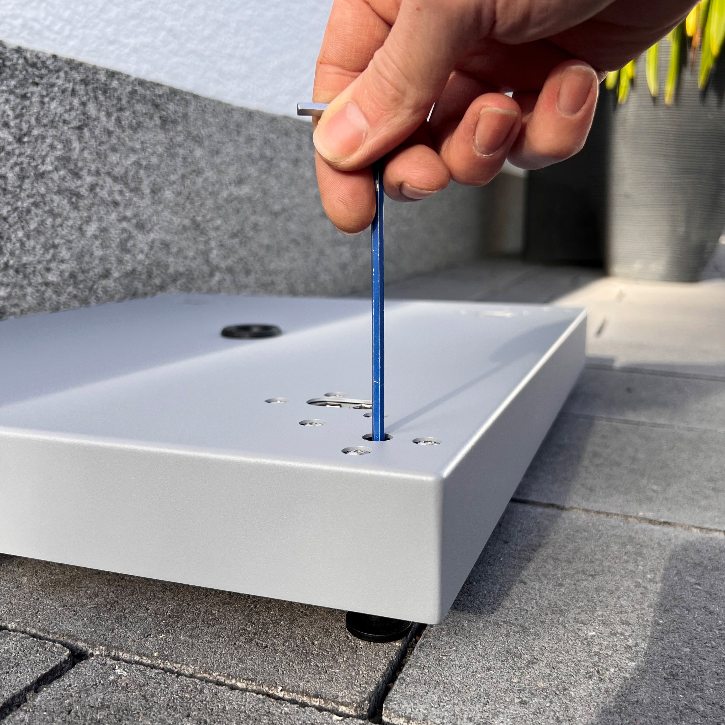 Montagesockel für Paketbox SEVEN | zum Aufschrauben | in Wunschfarbe