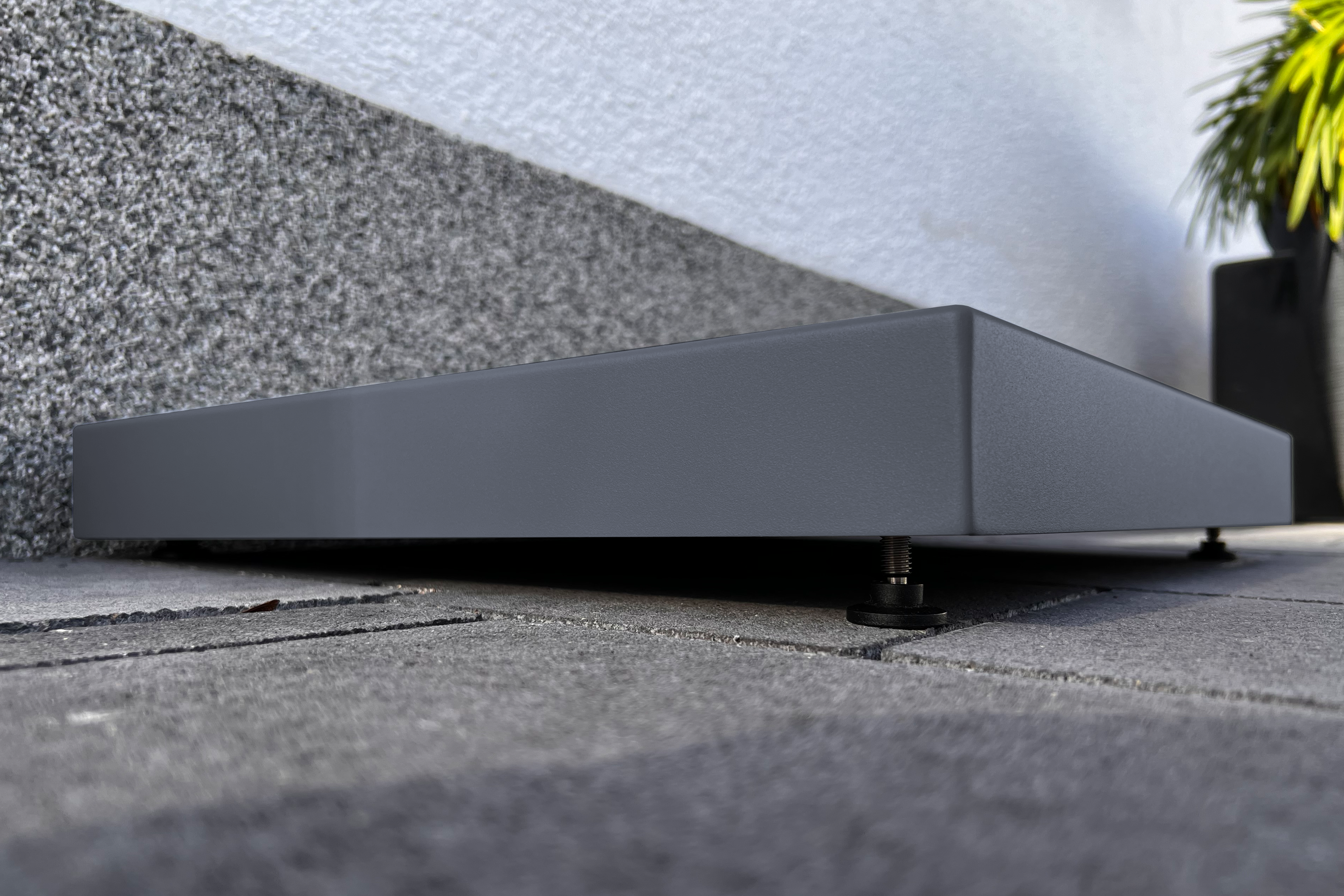 Montagesockel für Paketbox SEVEN | zum Aufschrauben | Anthrazitgrau RAL 7016